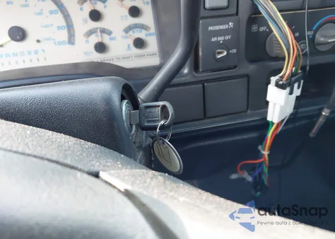 1997 Chevrolet C1500 Sportside z USA, uszkodzony, nr VIN 1GCEC14W6VZ183702